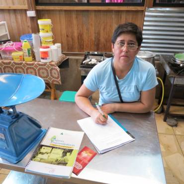 👩‍👧 Mujeres que sostienen hogares: liderazgo femenino y el futuro económico de Ecuador