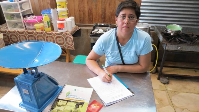 👩‍👧 Mujeres que sostienen hogares: liderazgo femenino y el futuro económico de Ecuador