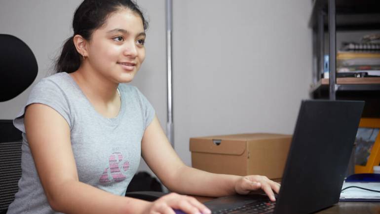 🌐 Eliminando el vacío digital: desafíos tecnológicos de la juventud ecuatoriana